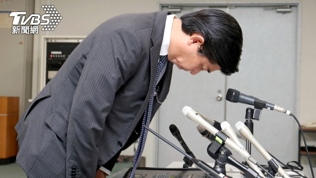 奈良縣警本部長鞠躬道歉。（圖／達志影像美聯社）