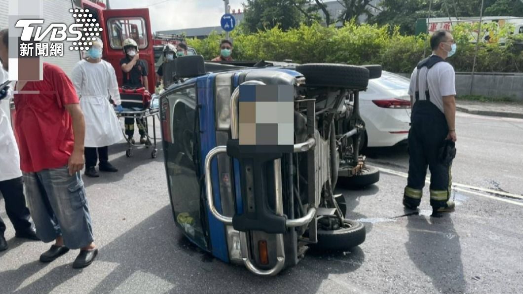 眼見紅燈來不及煞車！小貨車路口失控滑行　側翻橫躺路中
