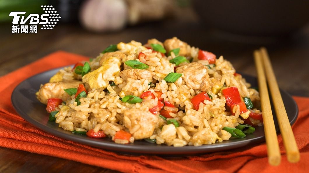 有網友表示他吃炒飯必加「東泉辣椒醬」。（示意圖／shutterstock達志影像）