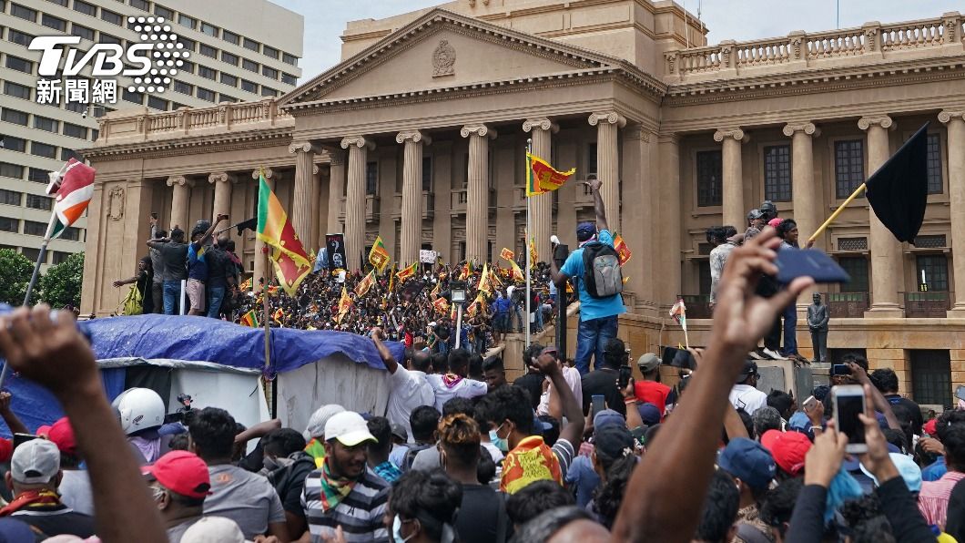 斯里蘭卡總統被趕出官邸並宣布辭職。（圖／達志影像美聯社）