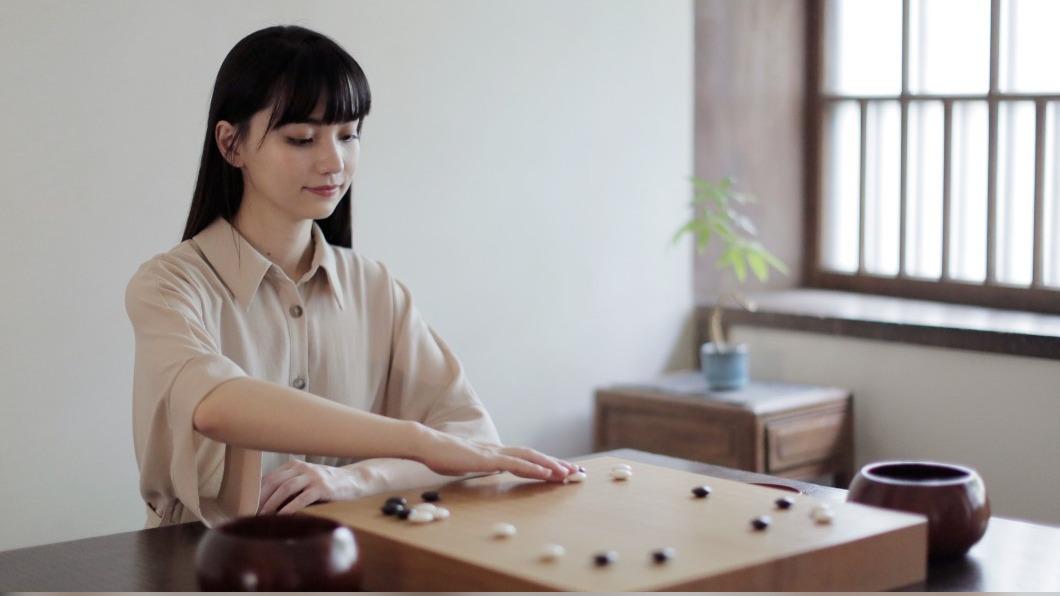 黑嘉嘉以圍棋老師身份推出《黑嘉嘉圍棋教室》專屬APP。(圖/《黑嘉嘉圍棋教室》提供)