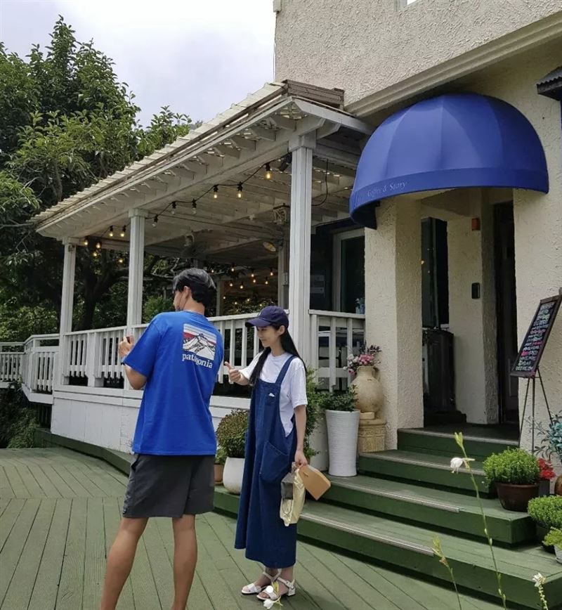 小倆口互動甜蜜。(圖/翻攝自coffee_and_story_ IG)