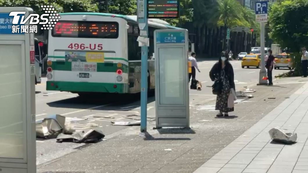 小貨車內科暴衝!撞毀整座公車站牌、路樹 還波及公車