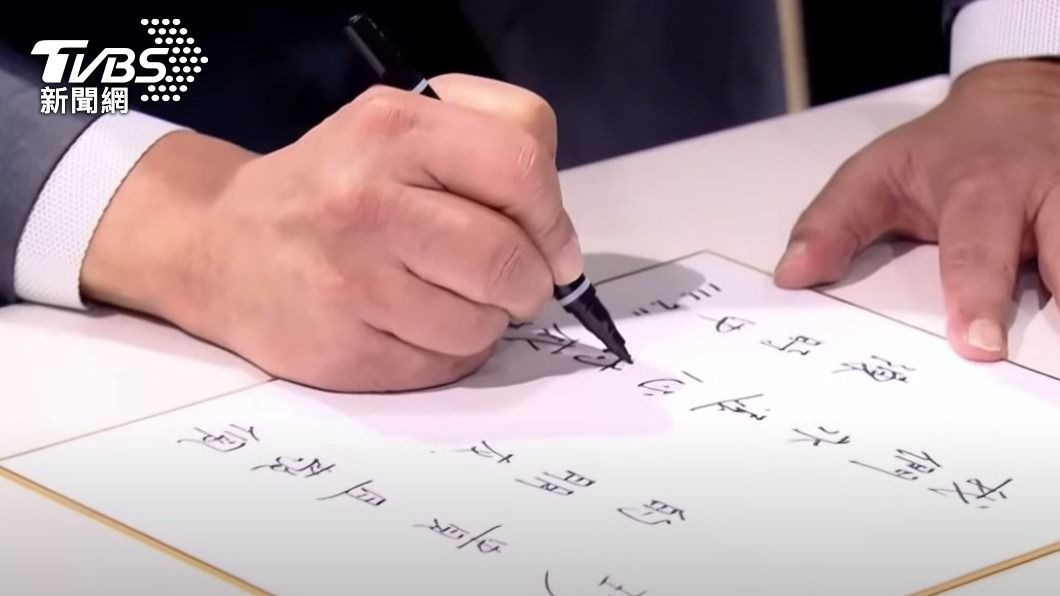 陳時中悼安倍晉三　追思卡心「存」感謝寫錯字...整張重寫
