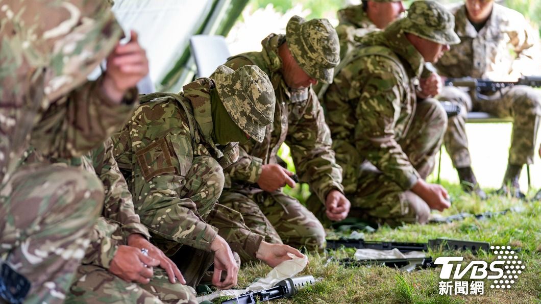 首批烏克蘭陸軍新兵前往英國接受訓練。(圖/達志影像美聯社)