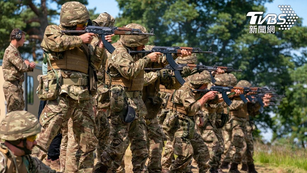 不只援助軍備武器抗俄！英國代訓烏克蘭新兵　操作新式武器