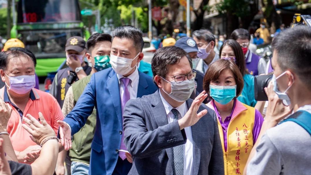 林智堅受到選民熱烈歡迎。(圖/翻攝自鄭文燦臉書)
