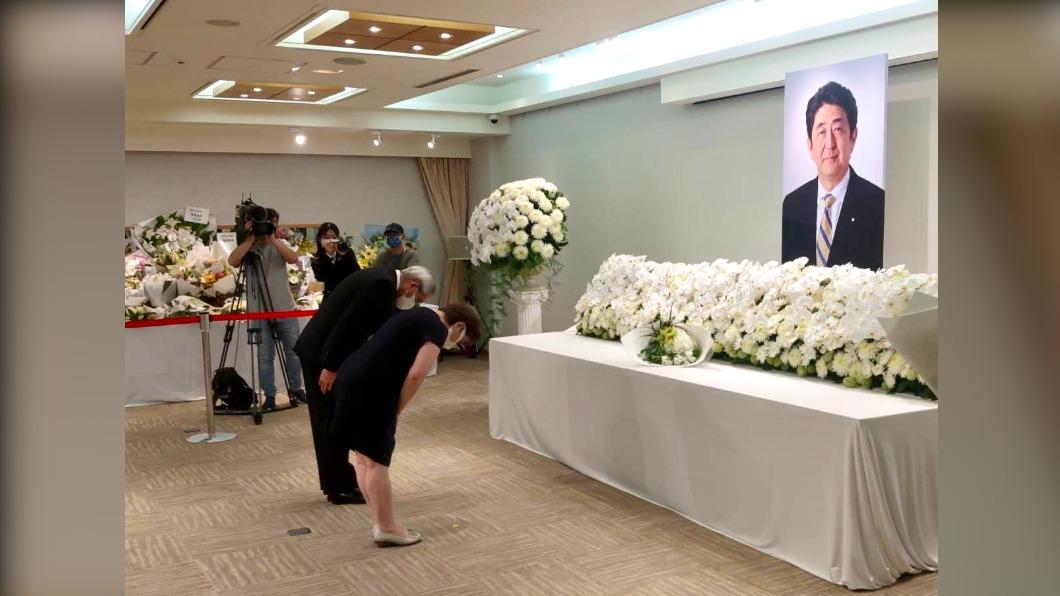李安妮偕夫婿賴國洲教授弔唁安倍晉三。(圖/李登輝基金會提供)