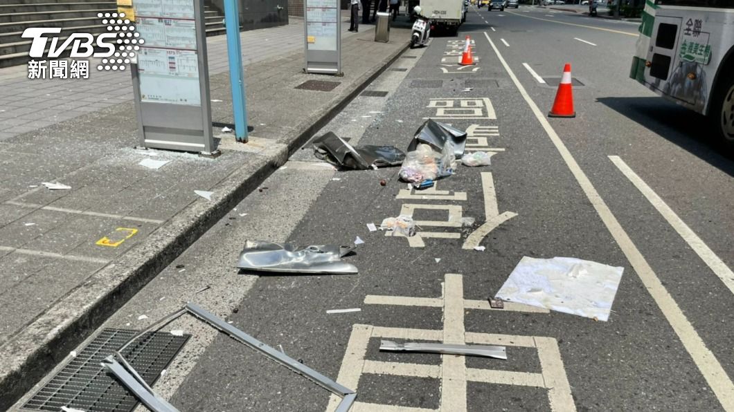 垃圾桶、公車站牌整個被撞扁。（圖／TVBS）