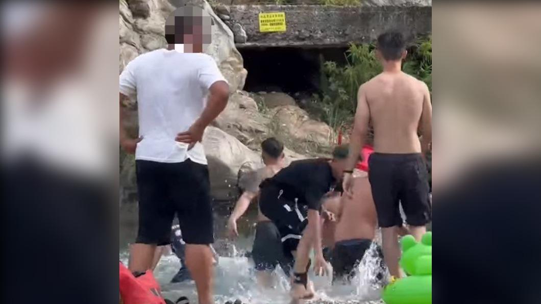 雙方疑似酒後口角引發肢體衝突。（圖／翻攝自花蓮同鄉會臉書）