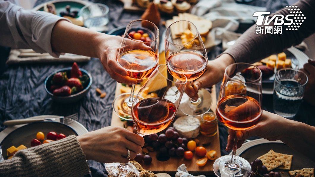 有大量飲酒習慣的族群,建議改成適量飲酒。(示意圖/shutterstock達志影像)