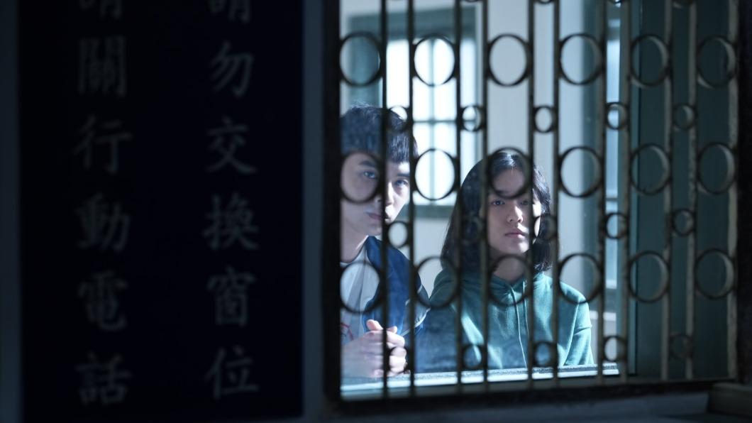 彤彤(右)和劉韋辰在監獄內過於投入拍攝,並未發現有工作人員出現異狀。(圖/采昌、馬棋朵提供)