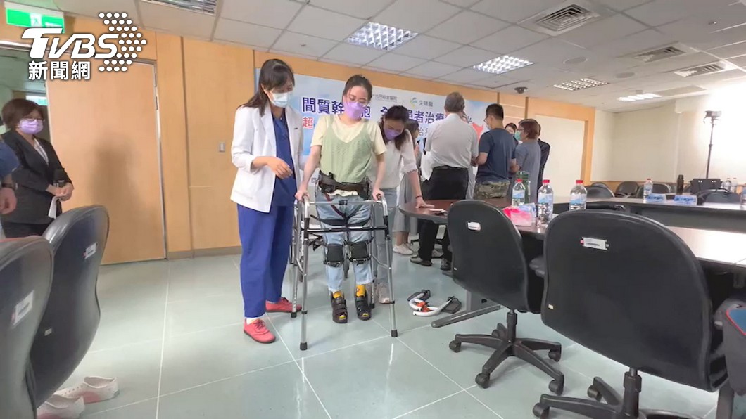 女遭撞下肢全癱　自體幹細胞治療後「慢慢能走」