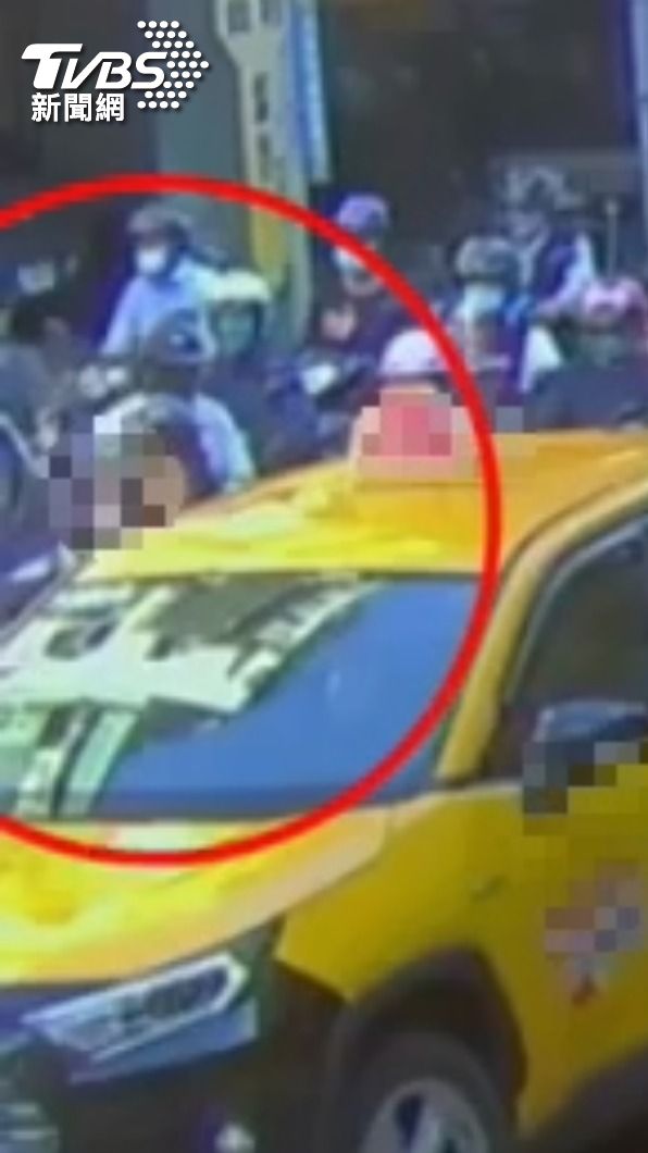 女乘客下車後就打算直接離開現場。(圖/TVBS)
