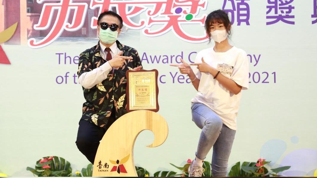 台南市長黃偉哲補與404位去年畢業生補拍市長獎照片。（圖／台南市政府）