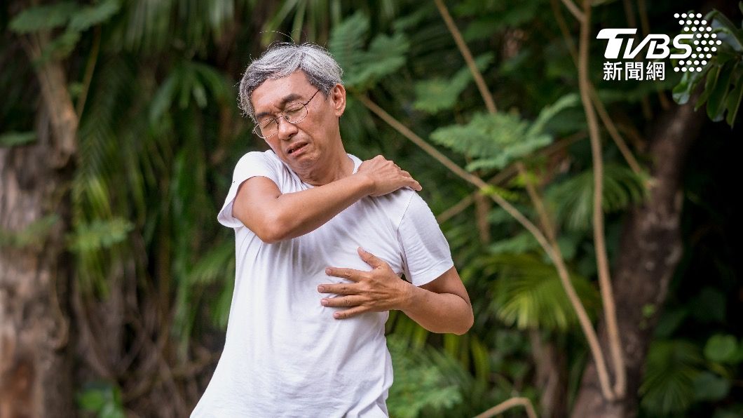 日常生活中也應該盡量保持良好的姿勢，遠離富貴包、水牛肩。（示意圖／shutterstock達志影像）