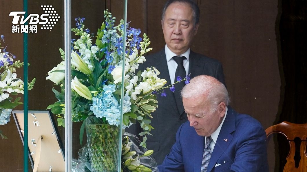 美國總統拜登在當地時間8日前往日本駐華盛頓大使館簽署弔唁書致意。（圖／達志影像美聯社）