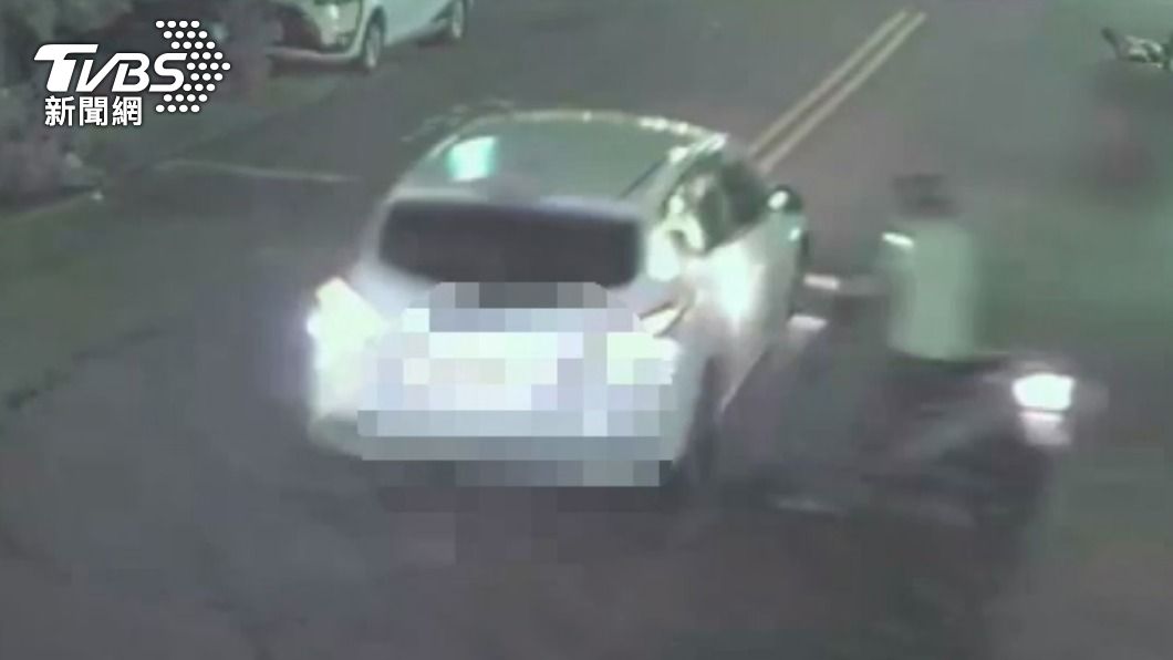 跑給警察追!通緝犯還酒駕 騎車衝出巷口撞汽車再徒步逃