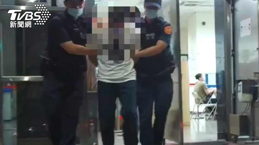 警方將酒駕通緝犯送辦。(圖/TVBS)