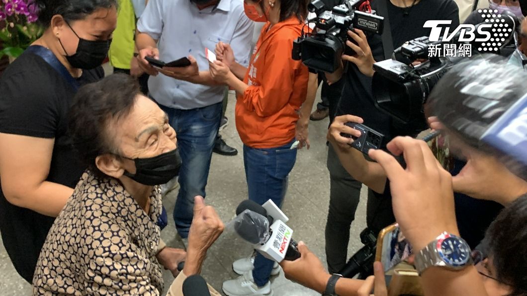 林炎田母親也到場參加兒子接任典禮。(圖/TVBS)