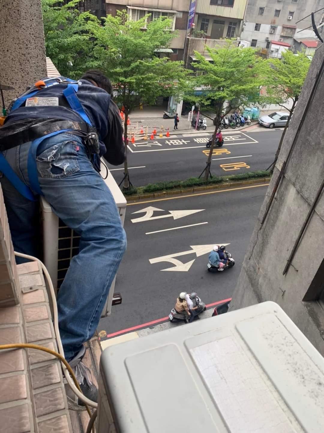 冷氣師傅高空作業危險性高。(圖/翻攝自爆料公社官網)