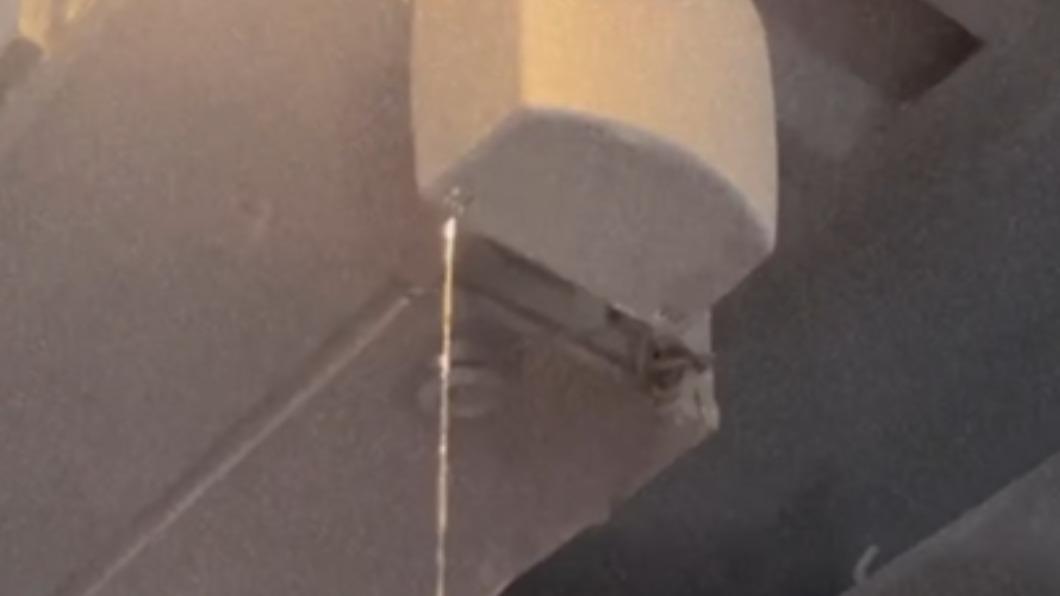 因為店家的冷氣排水器故障漏水，才導致這場鬧劇發生。（圖／翻攝自「爆廢公社」臉書）