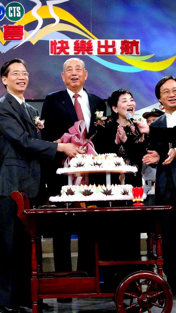 武士嵩(左二)昨日逝世。(圖/華視提供)
