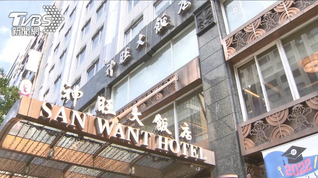 老飯店熄燈同仁及民眾皆感不捨。（圖／TVBS）