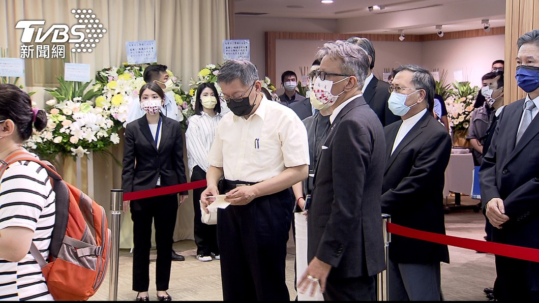 蔡炳坤下午和柯文哲一同前往台日交流協會弔唁安倍晉三。（圖／TVBS）