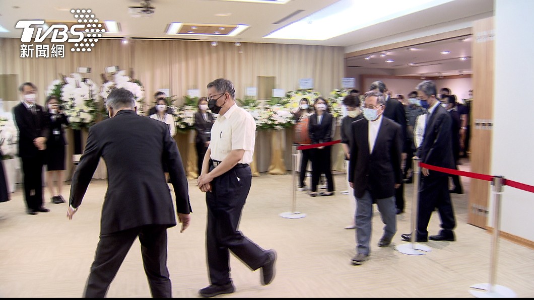 蔡炳坤今日下午和柯文哲到台日交流協會弔唁安倍晉三。(圖/TVBS)