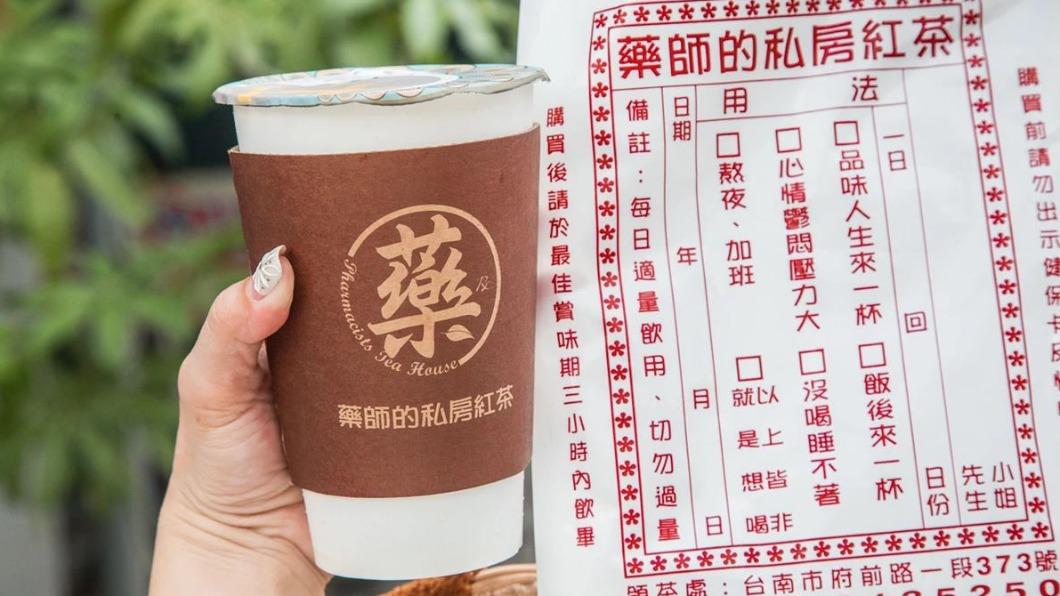 「藥師的私房紅茶」店面設計成醫院的掛號櫃檯，加價購買的提袋也是藥袋設計，買杯飲料也好有趣！（圖／大手牽小手玩樂趣提供）