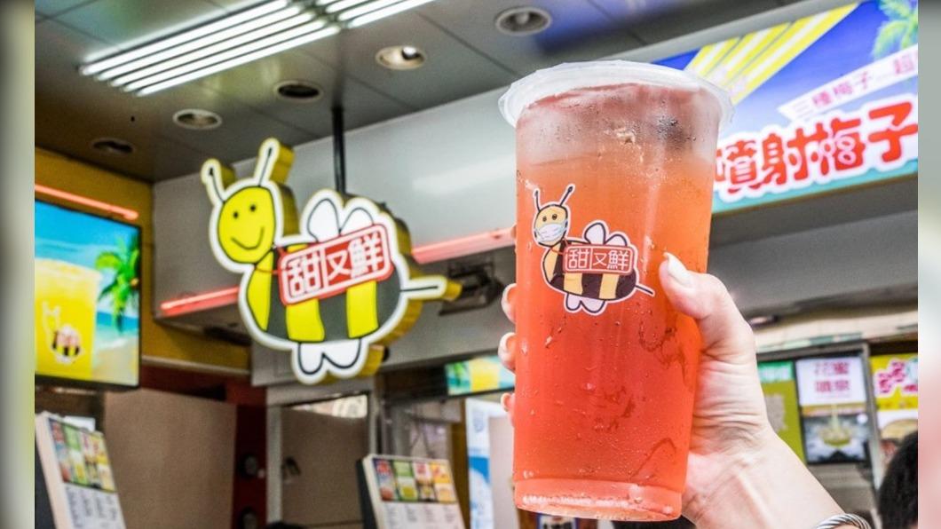 「噴射梅子綠」喝起來帶有氣泡口感，伴隨３種梅子風味再搭配綠茶，整體清涼感十足。（圖／大手牽小手玩樂趣提供）