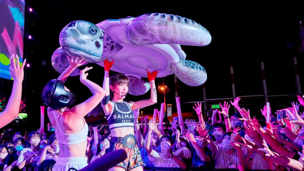 謝金燕最後將海龜泳圈送給台下的粉絲。(圖/三立提供)