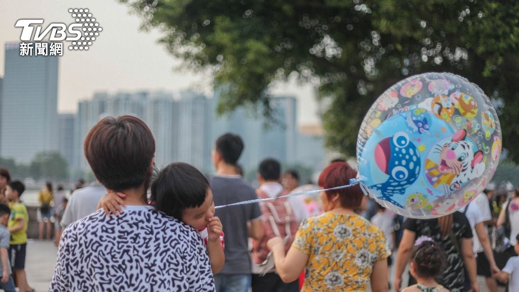 許多家長會買氣球給小朋友在節慶中助興。(示意圖/shutterstock達志影像)