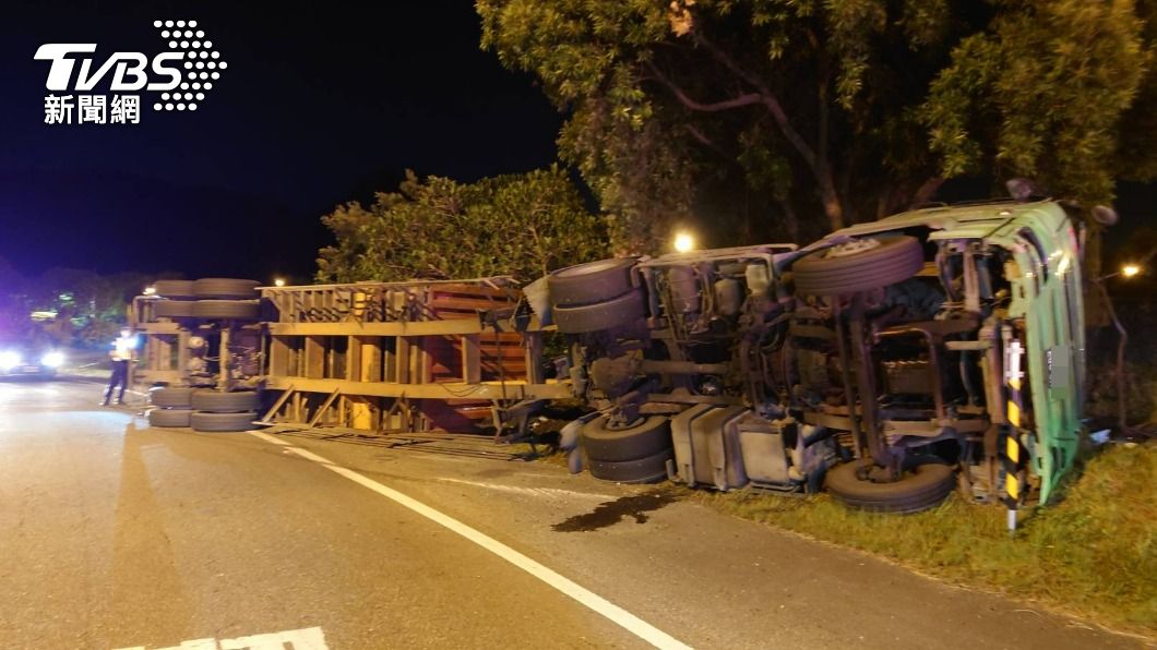 國道驚魂！聯結車匝道失控側翻　駕駛肋骨斷裂送醫