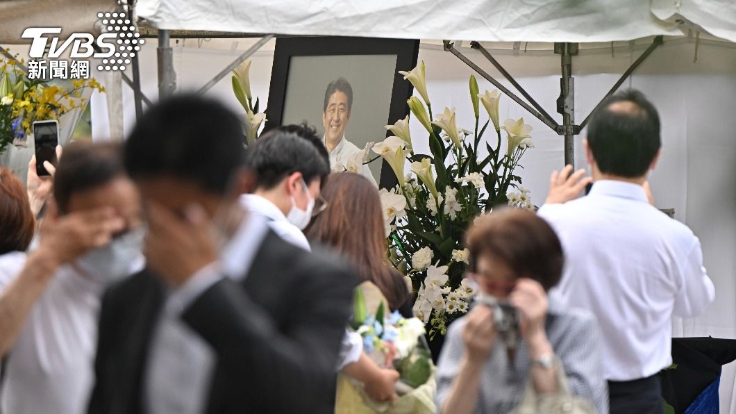在安倍的守靈儀式上,許多人流淚不捨。(圖/達志影像美聯社)