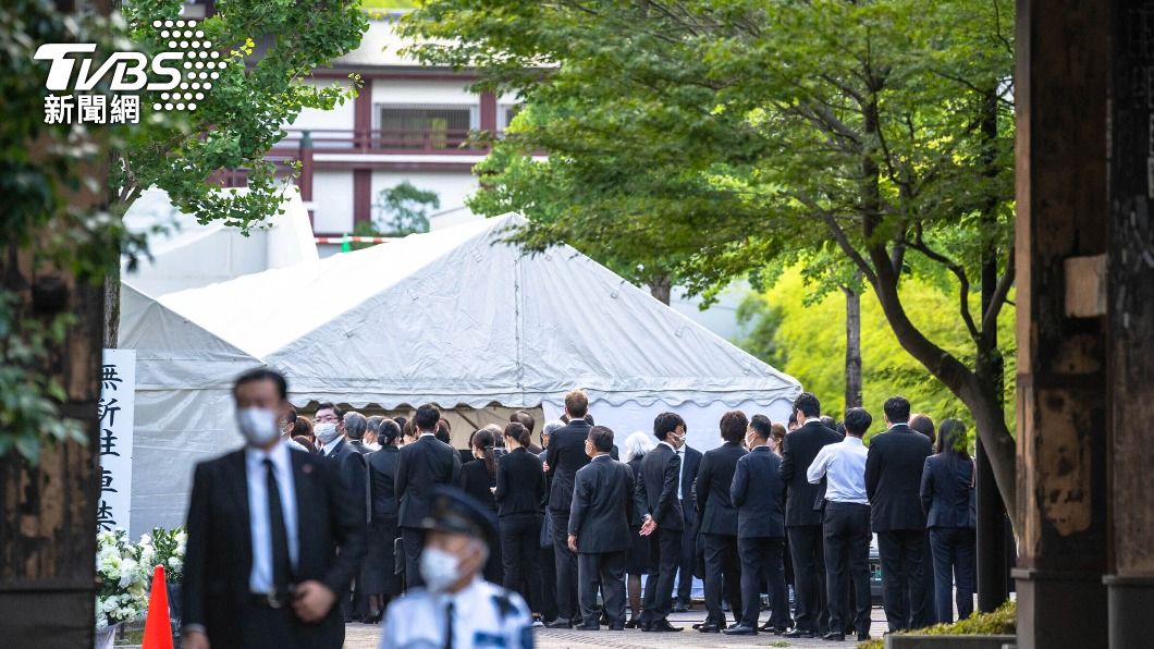 守靈儀式包含政要人員,有2500人參加。(圖/達志影像美聯社)