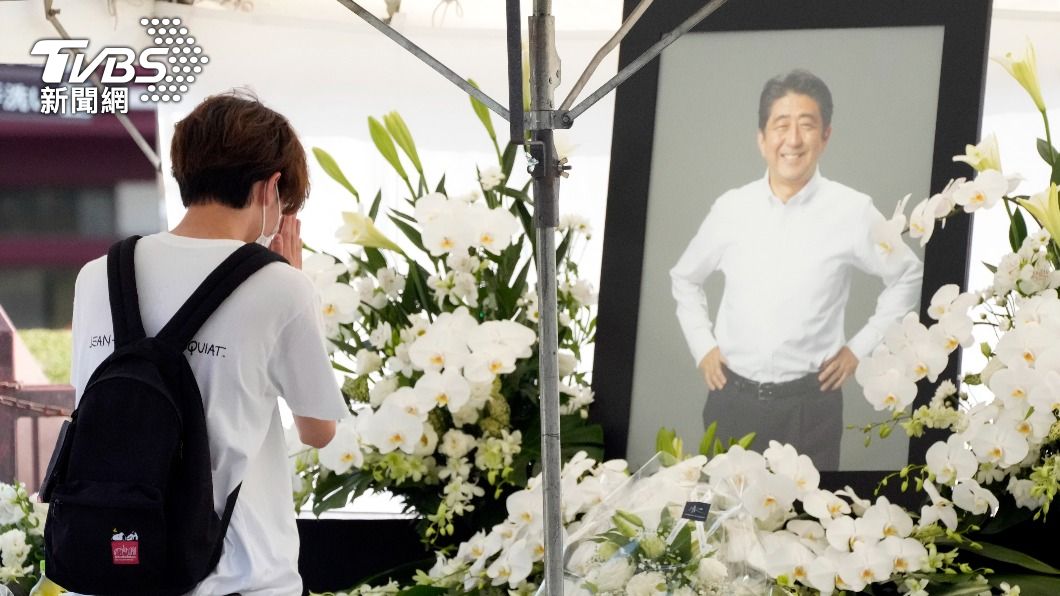 安倍成為日本戰後第4位被授予大勳位菊花章頸飾的首相。(圖/達志影像美聯社)