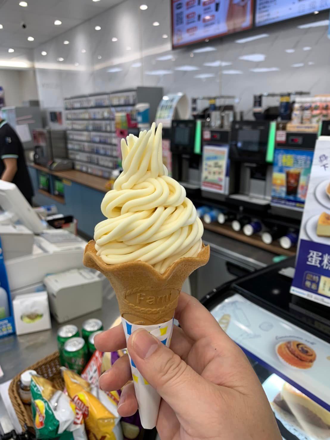 霜淇淋造型超像蒙布朗蛋糕。(圖/翻攝自全家便利商店 / 7-11 超商新品&好物分享區 臉書)