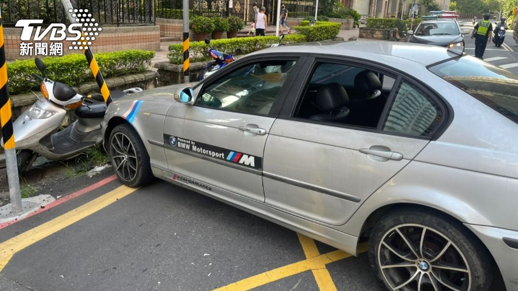 毒蟲開車撞斷號誌牌還繼續睡　車上搜出毒針筒結果慘了