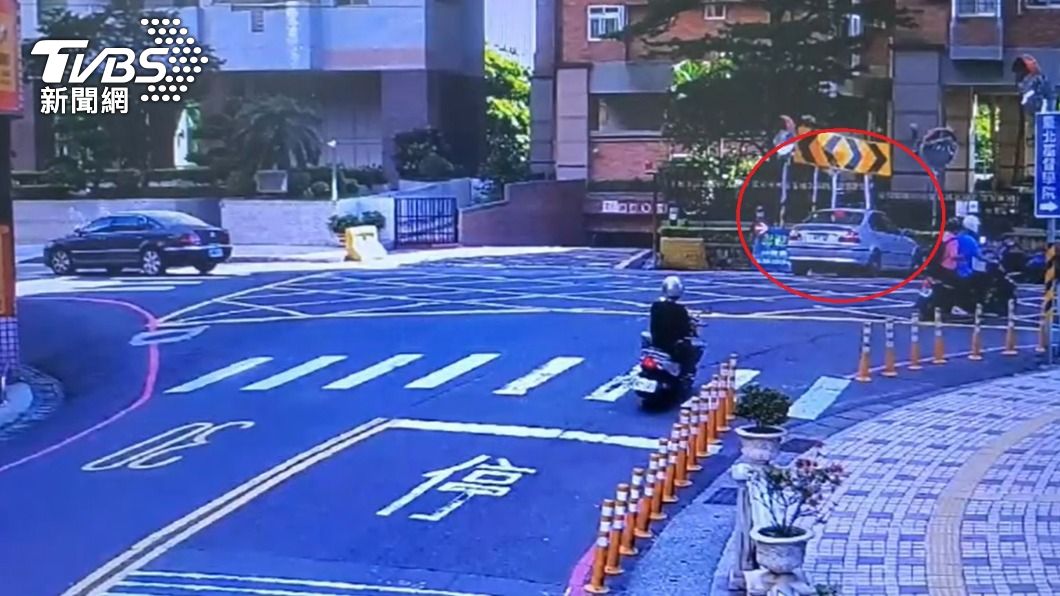 監視器拍下小轎車筆直撞上號誌牌的過程。(圖/TVBS)