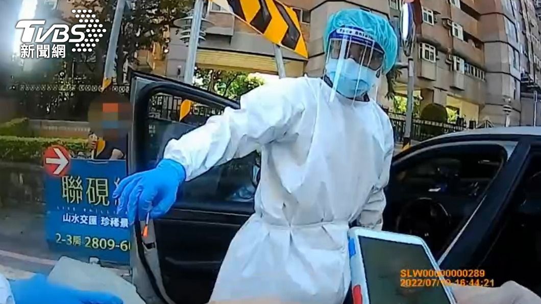 警方在車搜找到可疑的注射針筒,經檢測有毒品反應。(圖/TVBS)