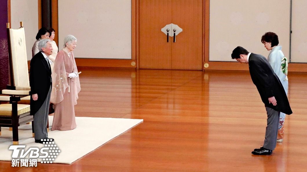 為了讓平成天皇實現「生前退位」,安倍致力於制定特例法。(圖/達志影像美聯社)