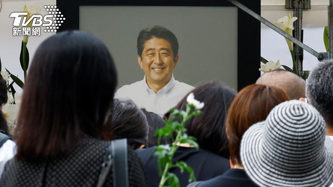 安倍槍擊亡 天皇夫婦表「心痛遺憾」 派使者獻花上香