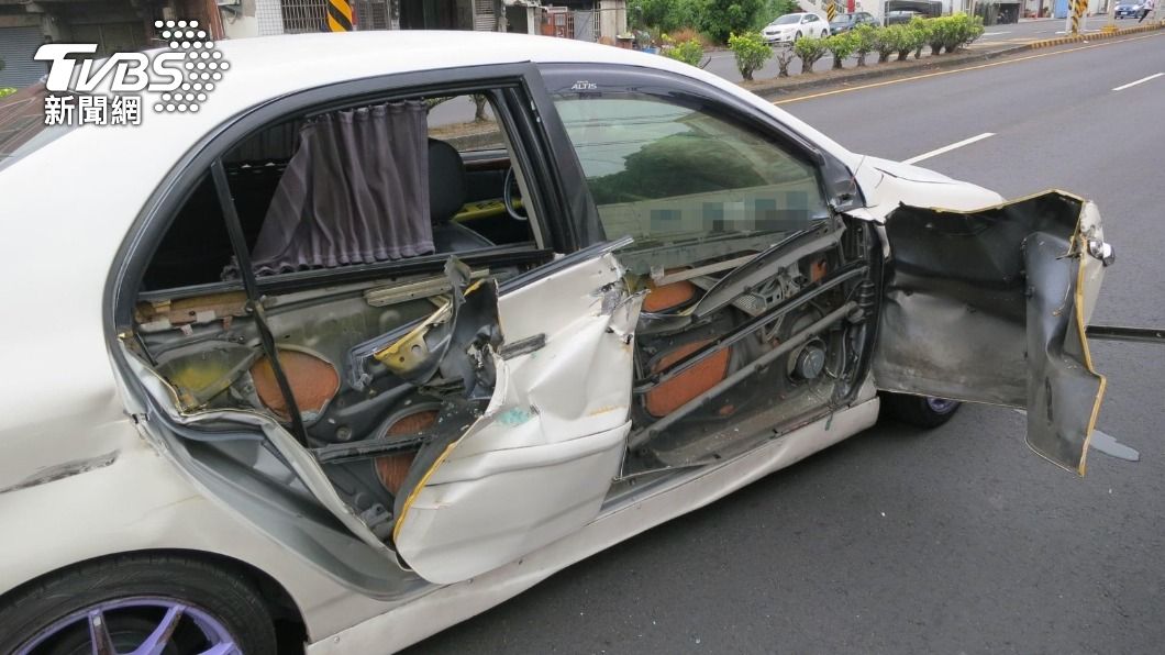 小客車想超貨車!一「失誤」右側兩片車門不見了