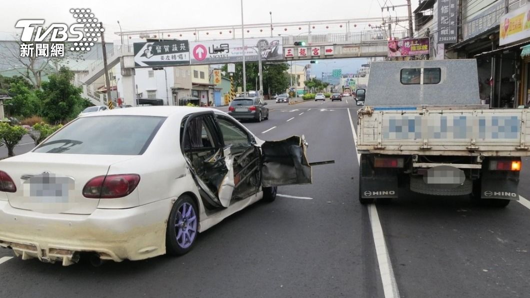 這起事故疑超車不慎所導致。（圖／TVBS）