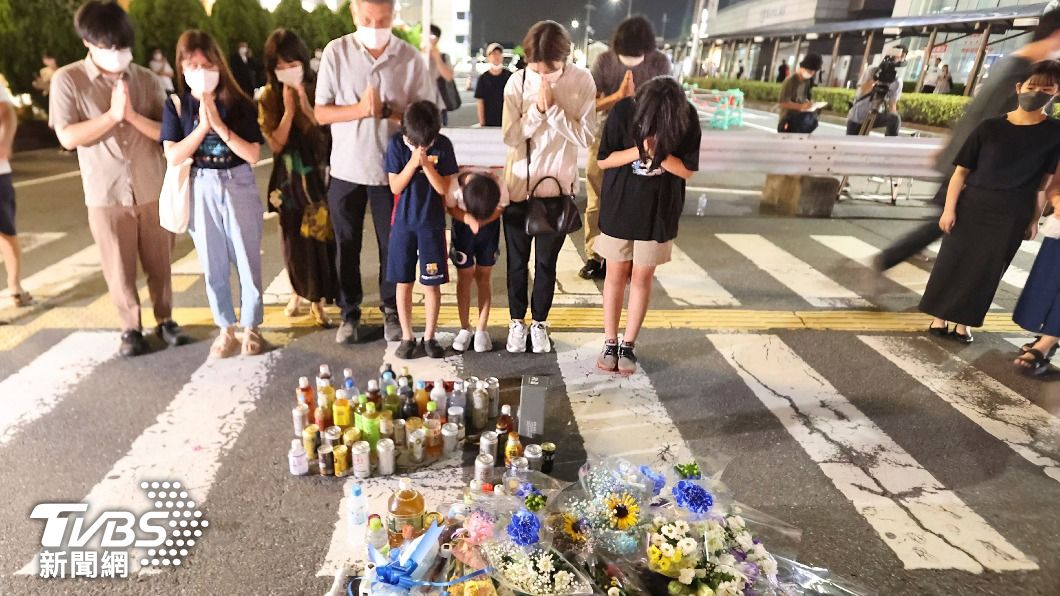 民眾至案發現場獻花致意。(圖/達志影像美聯社)