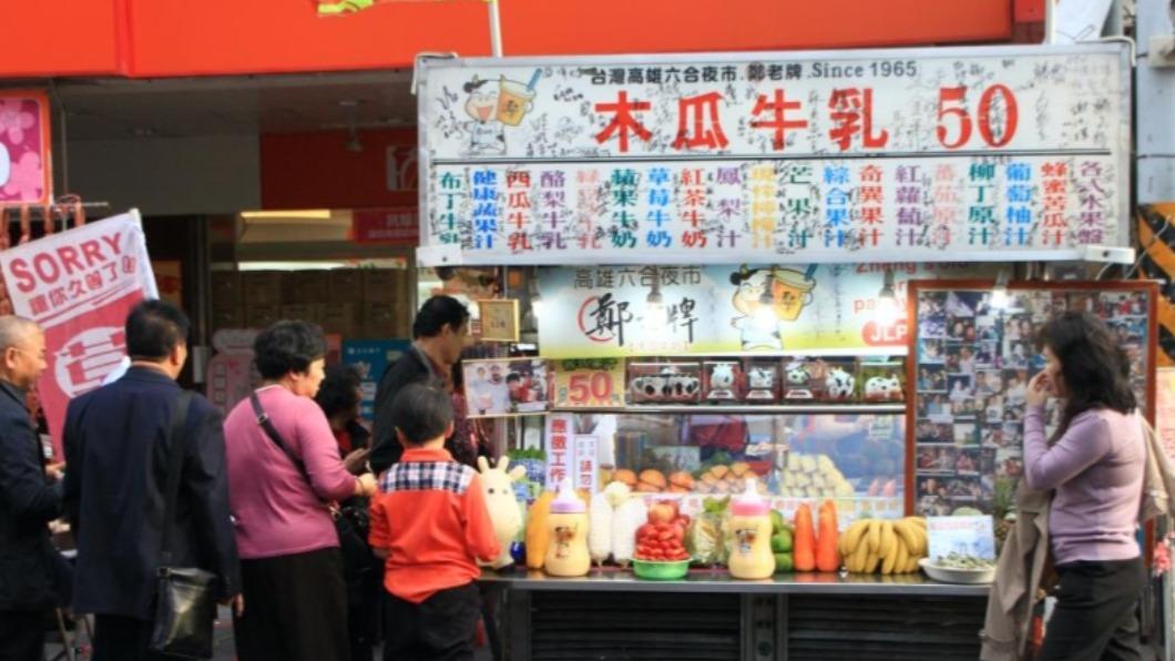 鄭老牌木瓜牛奶，熱銷一甲子排隊攤。（圖／《雄好呷》提供）