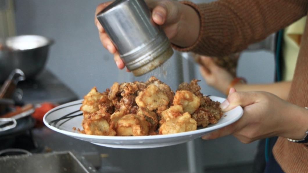 酥炸的魷魚頭和椒鹽雞肉也是超人氣選項。（圖／《雄好呷》提供）