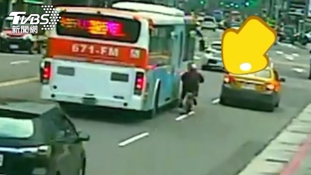 阿伯騎電動自行車撞公車慘摔 亂象多11月需掛牌上路